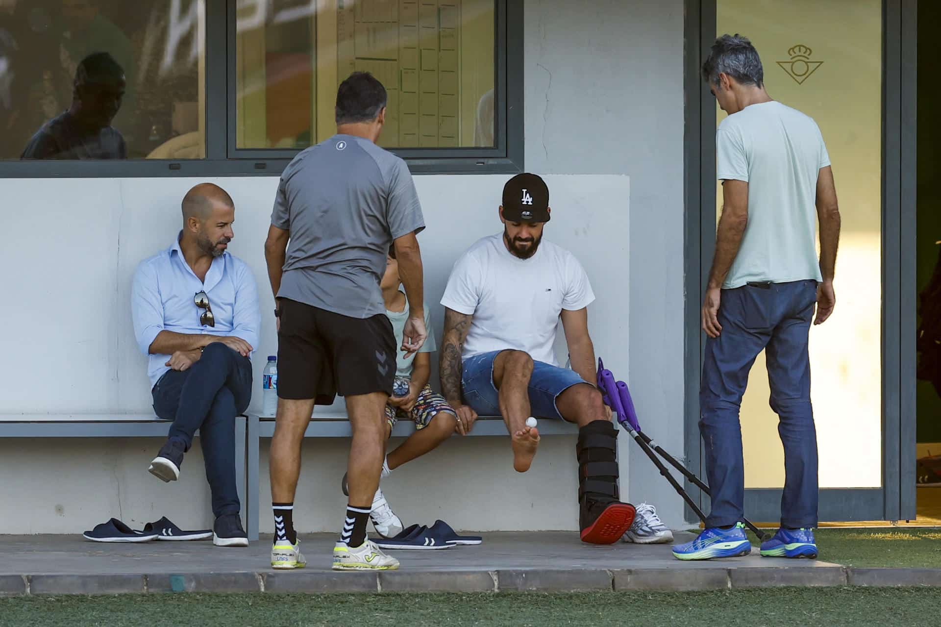 El jugador del Real Betis Francisco Alarcón Isco (2d), lesionado de larga duración, hace malabares con una pelota de pingpong el pasado mes de octubre. EFE/ Julio Muñoz