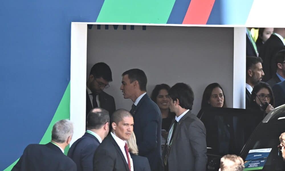 El presidente del Gobierno español, Pedro Sánchez, camina a su llegada a la cumbre de G20 este lunes en Río de Janeiro (Brasil). EFE/ Andre Borges