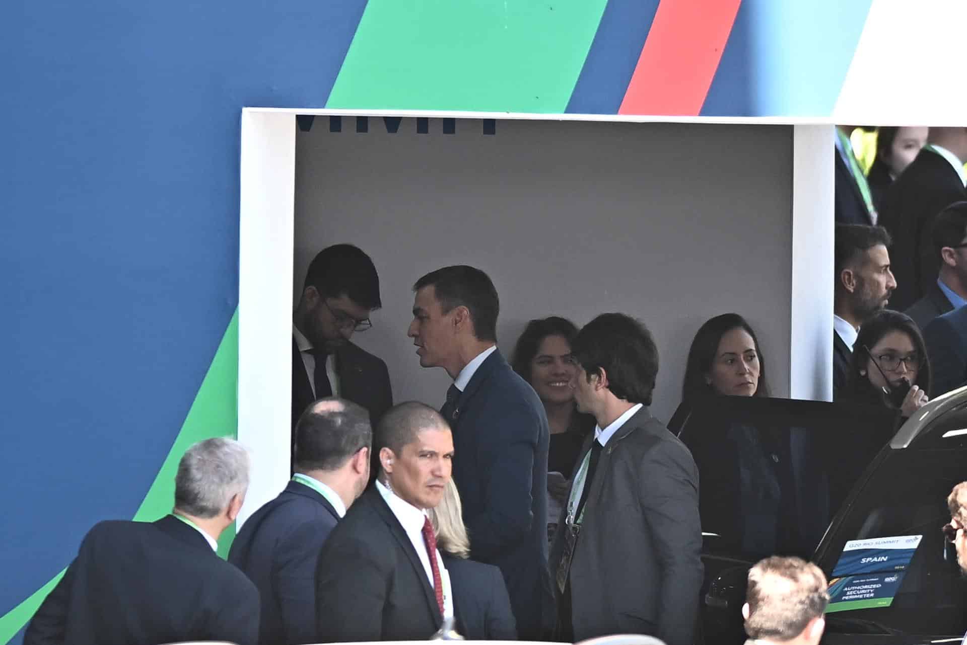 El presidente del Gobierno español, Pedro Sánchez, camina a su llegada a la cumbre de G20 este lunes en Río de Janeiro (Brasil). EFE/ Andre Borges