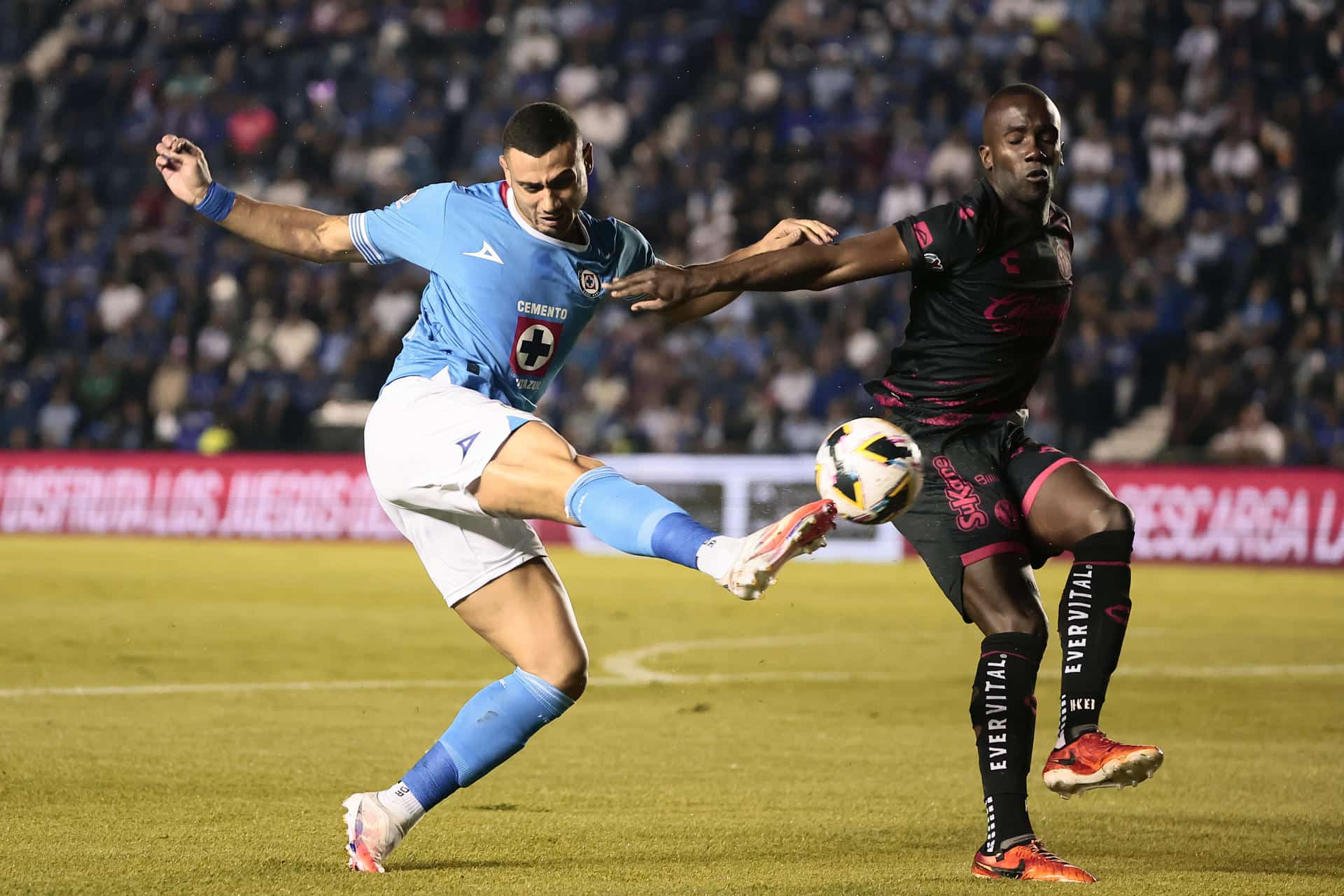 Imagen de archivo de Georgios Giakoumakis (i) de Cruz Azul quien disputa el balón con Kevin Balanta de Tijuana. EFE/ José Méndez