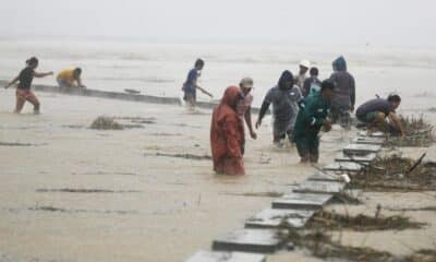 Ilagan City (Philippines), 11/11/2024.- Villagers catch fish along a swollen river caused by heavy rains from Typhoon Toraji in Ilagan city, Isabela province, Philippines, 11 November 2024. Philippine Interior Secretary Jonvic Remulla ordered the evacuation of 2,500 villages in the direct path of Typhoon Toraji, the fourth typhoon to hit the country in a month. (Filipinas) EFE/EPA/FRANCIS R. MALASIG