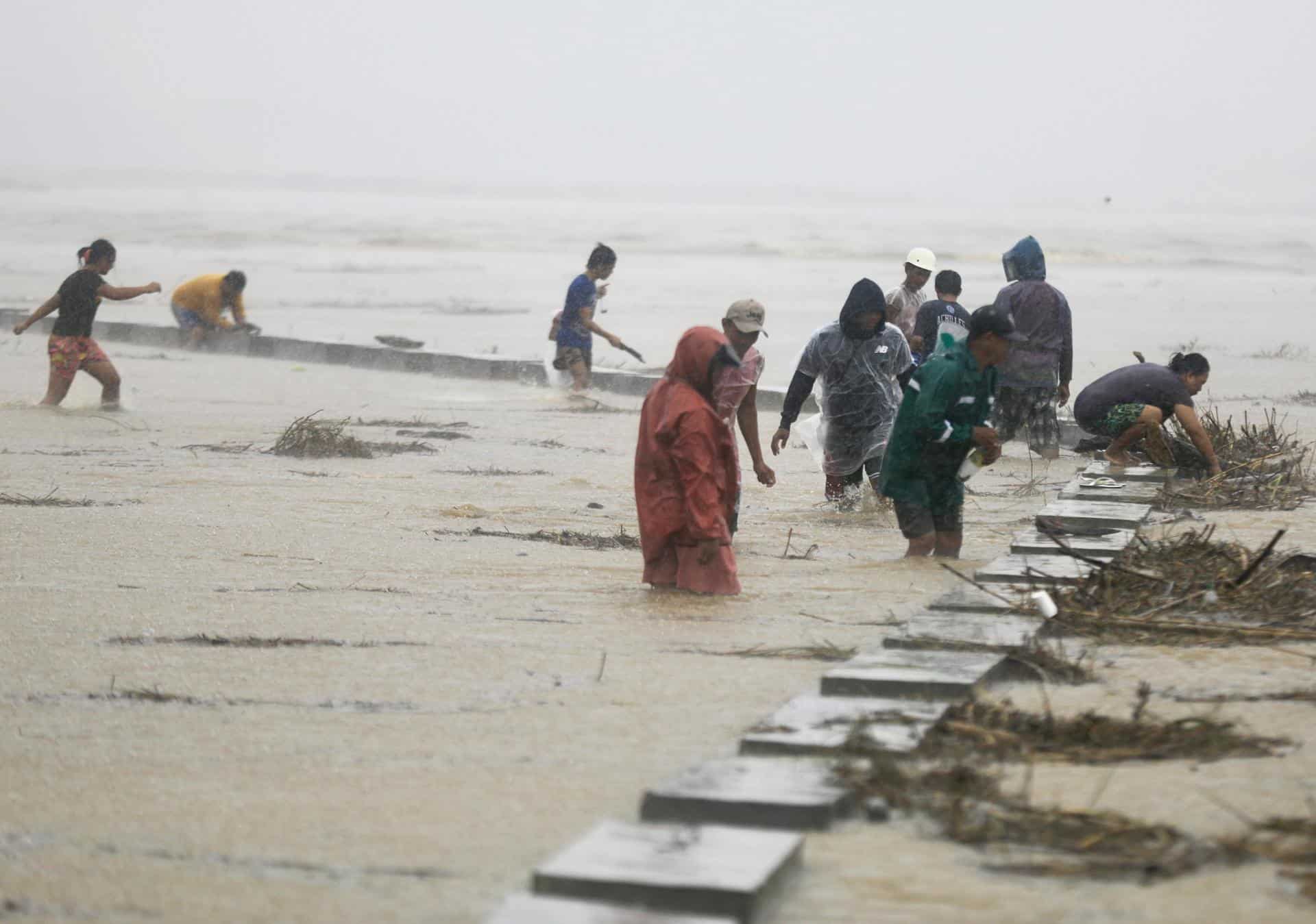 Ilagan City (Philippines), 11/11/2024.- Villagers catch fish along a swollen river caused by heavy rains from Typhoon Toraji in Ilagan city, Isabela province, Philippines, 11 November 2024. Philippine Interior Secretary Jonvic Remulla ordered the evacuation of 2,500 villages in the direct path of Typhoon Toraji, the fourth typhoon to hit the country in a month. (Filipinas) EFE/EPA/FRANCIS R. MALASIG