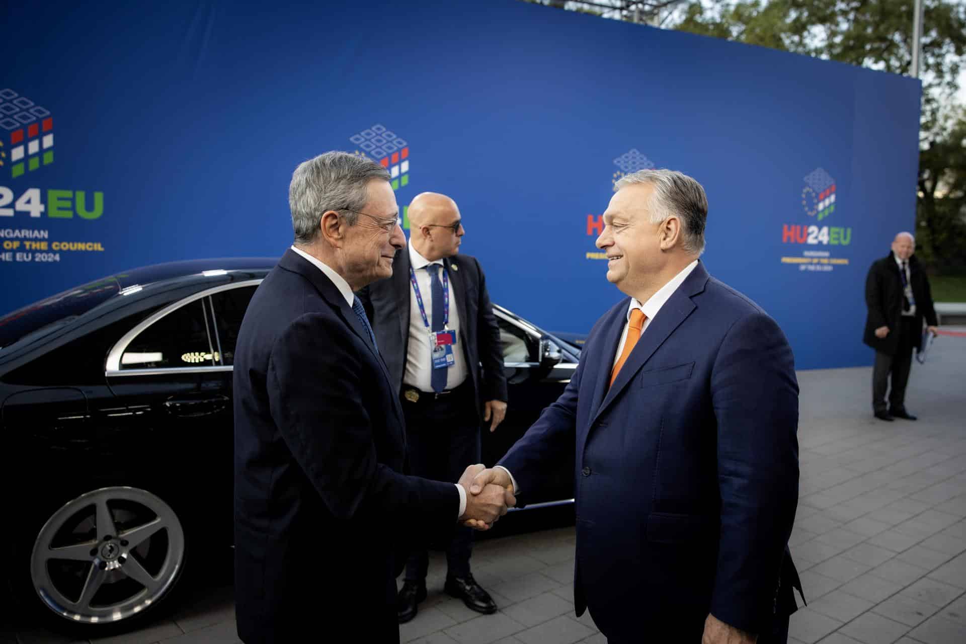 Budapest (Hungría), 08/11/2024.- El primer ministro húngaro, Viktor Orban (d) recibe al exprimer ministro italina y expresidente del BCE Mario Draghi (i) antes del comienzo de la Cumbre informal del Consejo Europeo. EFE/EPA/ZOLTAN FISCHER/ OFICINA DE PRENSA HÚNGARA. SOLO USO EDITORIAL