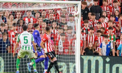 El delantero del Athletic Club de Bilbao Álex Berenguer (d) remata de cabeza para conseguir el gol del empate para el equipo bilbaíno, durante el partido de Liga en Primera División ante el Real Betis que disputan este domingo en el estadio de San Mamés, en Bilbao. EFE/Javier Zorrilla