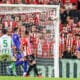 El delantero del Athletic Club de Bilbao Álex Berenguer (d) remata de cabeza para conseguir el gol del empate para el equipo bilbaíno, durante el partido de Liga en Primera División ante el Real Betis que disputan este domingo en el estadio de San Mamés, en Bilbao. EFE/Javier Zorrilla