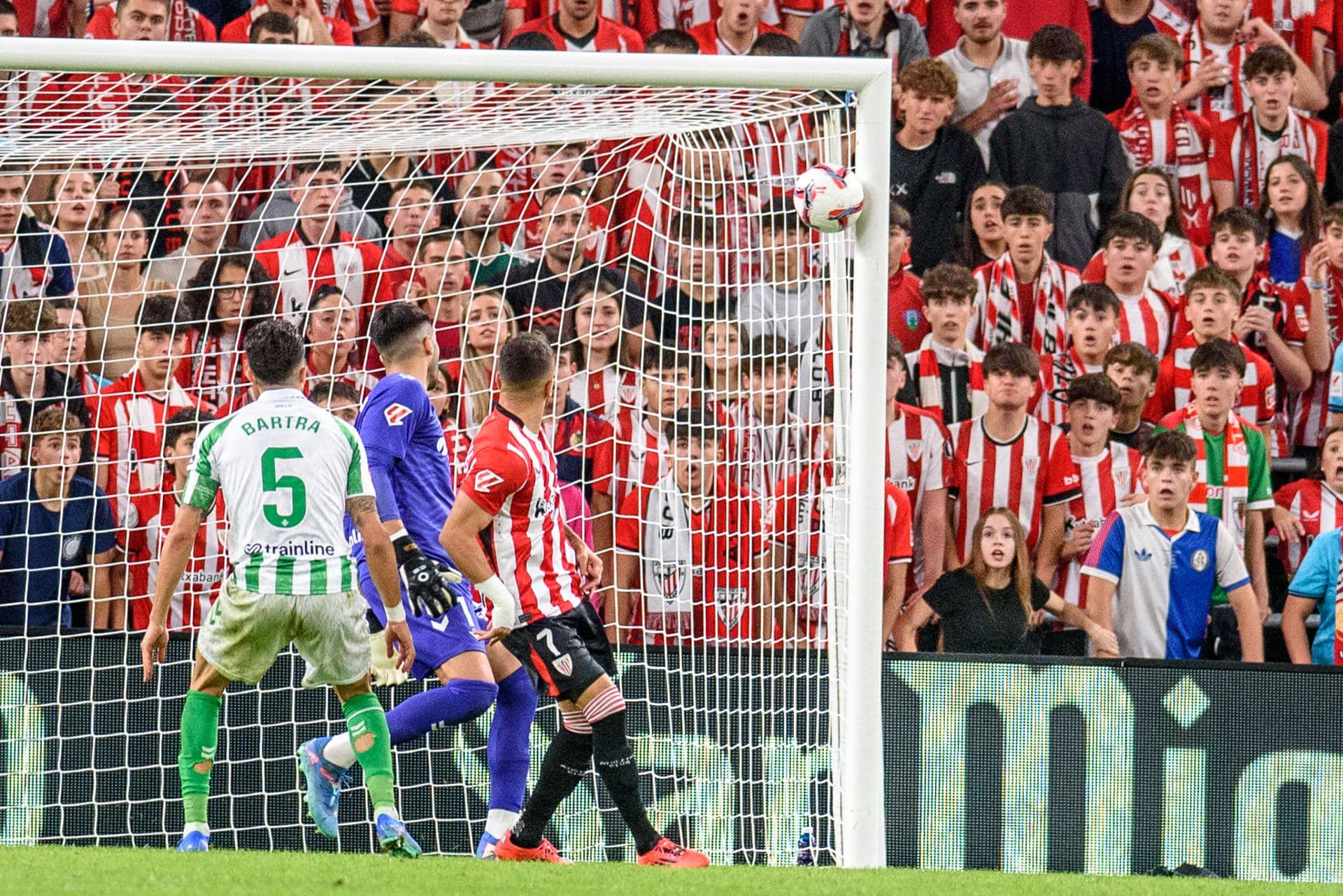 El delantero del Athletic Club de Bilbao Álex Berenguer (d) remata de cabeza para conseguir el gol del empate para el equipo bilbaíno, durante el partido de Liga en Primera División ante el Real Betis que disputan este domingo en el estadio de San Mamés, en Bilbao. EFE/Javier Zorrilla