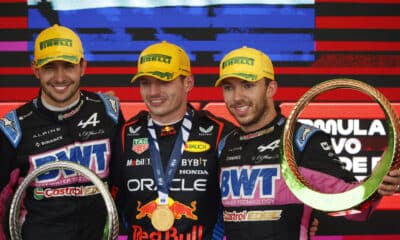 Los franceses Esteban Ocon (i) y Pierre Gasly (d), segundo y tercero en el Gran Premio de São Paulo celebrado este domingo, celebran en el podio el inesperado destacado de su escudería, Alpine, en el circuito de Interlagos. EFE/ Sebastiao Moreira