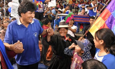 Fotografía de archivo del pasado 12 de octubre del expresidente Evo Morales (2006-2019) mientras saluda a simpatizantes en un acto por el día de la descolonización en Cochabamba (Bolivia). EFE/Jorge Abrego