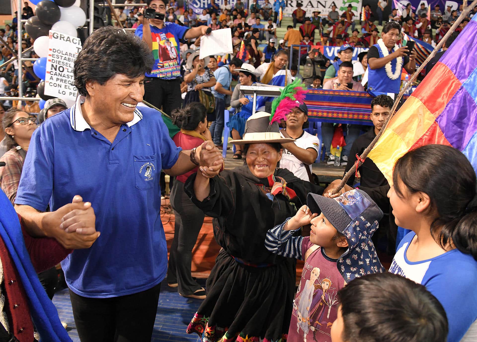 Fotografía de archivo del pasado 12 de octubre del expresidente Evo Morales (2006-2019) mientras saluda a simpatizantes en un acto por el día de la descolonización en Cochabamba (Bolivia). EFE/Jorge Abrego