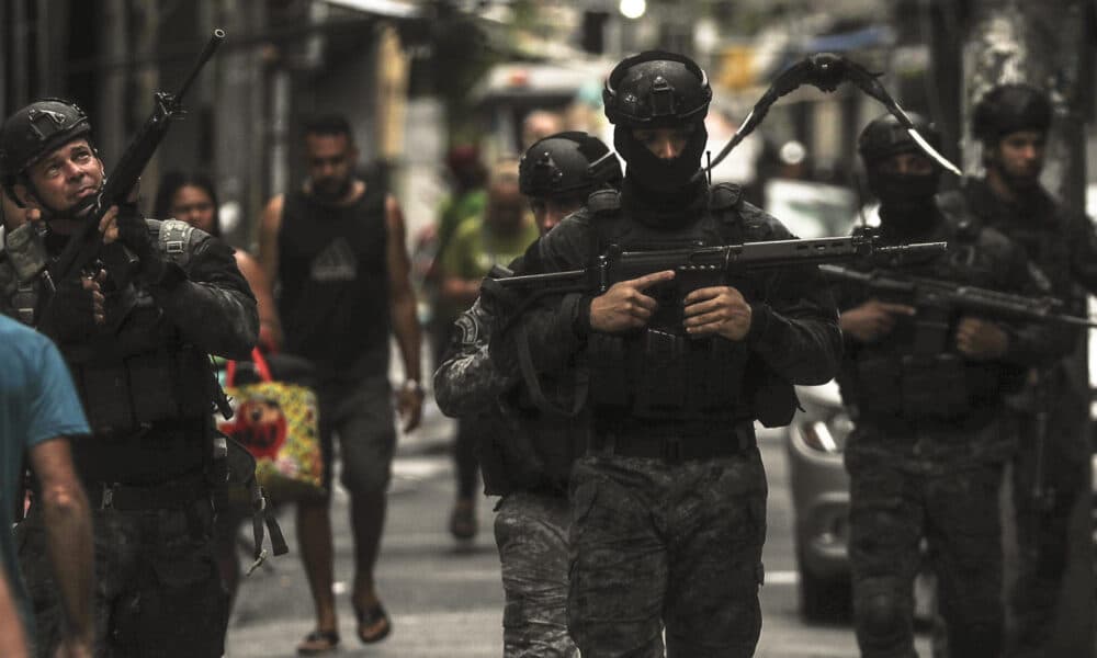 Fotografía de archivo del 9 de octubre de 2023 de policías que participan en un operativo contra las bandas criminales en la Favela de Maré, en la zona norte de la ciudad de Río de Janeiro (Brasil). EFE/ Antonio Lacerda