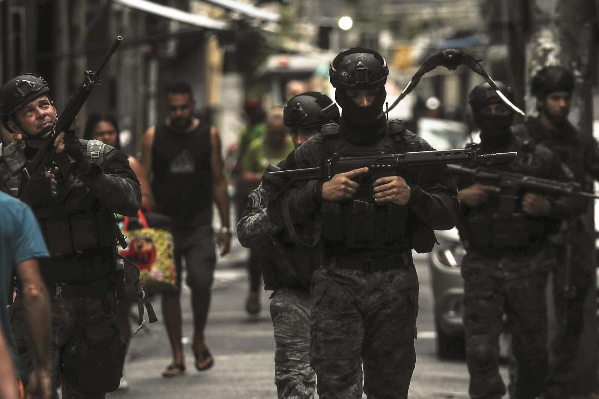 Fotografía de archivo del 9 de octubre de 2023 de policías que participan en un operativo contra las bandas criminales en la Favela de Maré, en la zona norte de la ciudad de Río de Janeiro (Brasil). EFE/ Antonio Lacerda