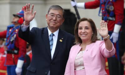 La presidenta de Perú, Dina Boluarte, saluda junto al primer ministro de Japón, Shigeru Ishiba, durante su recibimiento en el Palacio de Gobierno, este domingo en Lima. EFE/ Paolo Aguilar