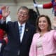 La presidenta de Perú, Dina Boluarte, saluda junto al primer ministro de Japón, Shigeru Ishiba, durante su recibimiento en el Palacio de Gobierno, este domingo en Lima. EFE/ Paolo Aguilar