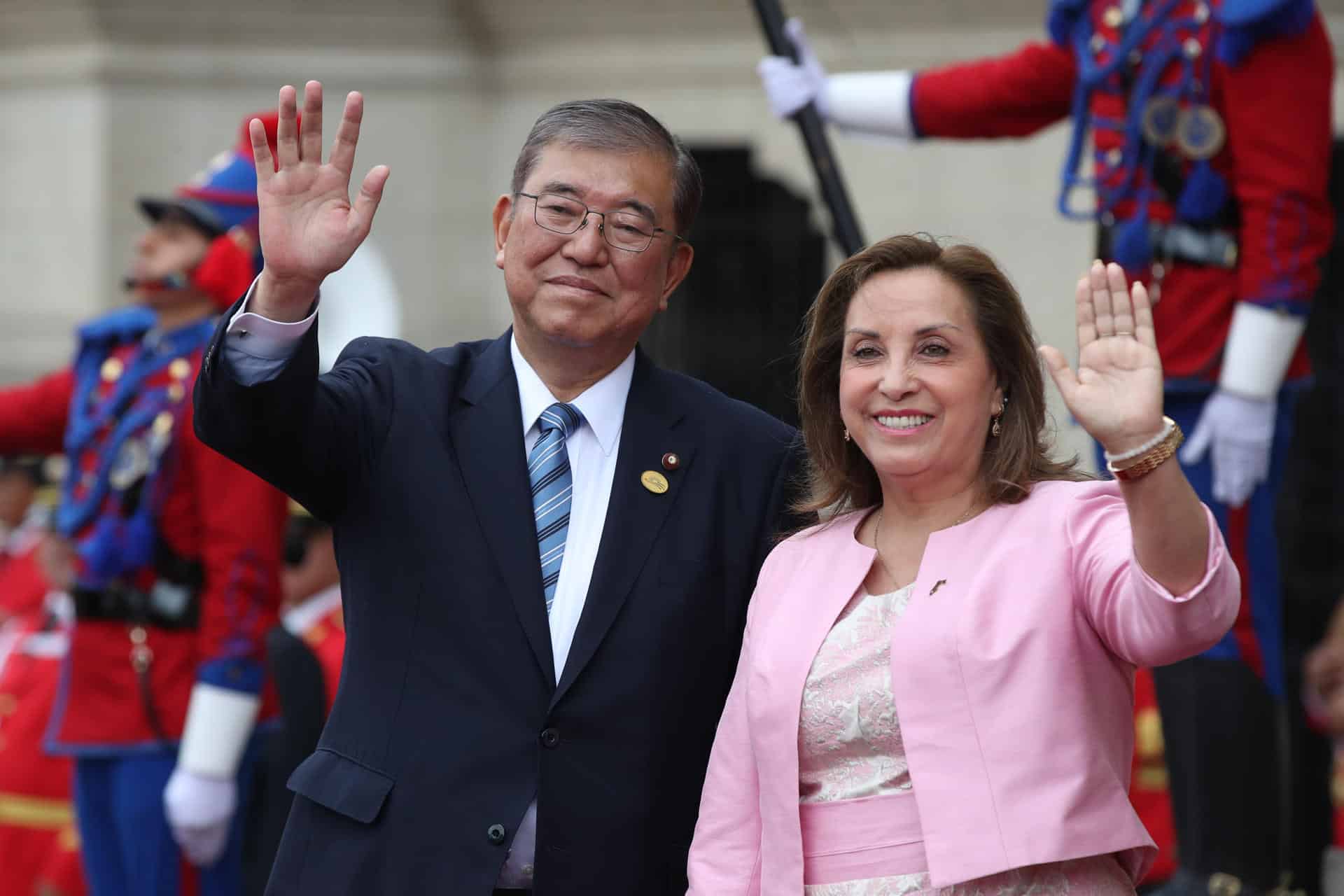 La presidenta de Perú, Dina Boluarte, saluda junto al primer ministro de Japón, Shigeru Ishiba, durante su recibimiento en el Palacio de Gobierno, este domingo en Lima. EFE/ Paolo Aguilar