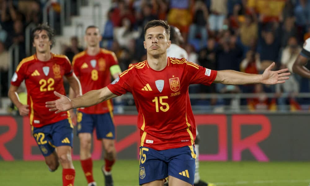 El centrocampista de la selección española Bryan Zaragoza celebra su gol, tercero de España, durante el encuentro de la sexta jornada de la Liga de Naciones de la UEFA que los combinados nacionales de España y Suiza disputaron en el estadio Heliodoro Rodríguez López de Santa Cruz de Tenerife. EFE/Ramón de la Rocha