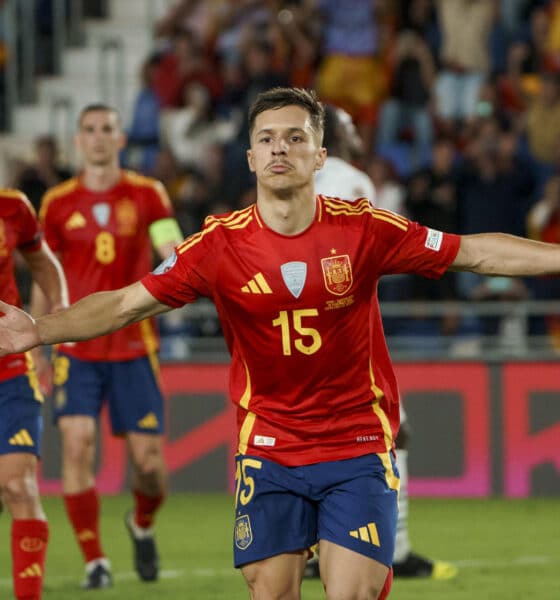 El centrocampista de la selección española Bryan Zaragoza celebra su gol, tercero de España, durante el encuentro de la sexta jornada de la Liga de Naciones de la UEFA que los combinados nacionales de España y Suiza disputaron en el estadio Heliodoro Rodríguez López de Santa Cruz de Tenerife. EFE/Ramón de la Rocha