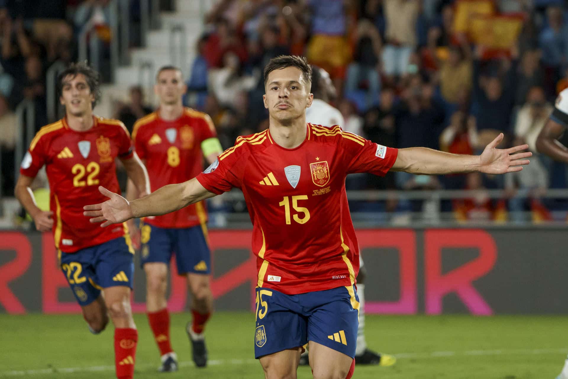 El centrocampista de la selección española Bryan Zaragoza celebra su gol, tercero de España, durante el encuentro de la sexta jornada de la Liga de Naciones de la UEFA que los combinados nacionales de España y Suiza disputaron en el estadio Heliodoro Rodríguez López de Santa Cruz de Tenerife. EFE/Ramón de la Rocha