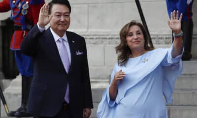 El presidente de Corea del Sur, Yoon Suk-yeol (i) y la presidenta Perú, Dina Boluarte, saludan al ingresar al Palacio de Gobierno, en Lima. EFE/ Renato Pajuelo