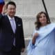 El presidente de Corea del Sur, Yoon Suk-yeol (i) y la presidenta Perú, Dina Boluarte, saludan al ingresar al Palacio de Gobierno, en Lima. EFE/ Renato Pajuelo