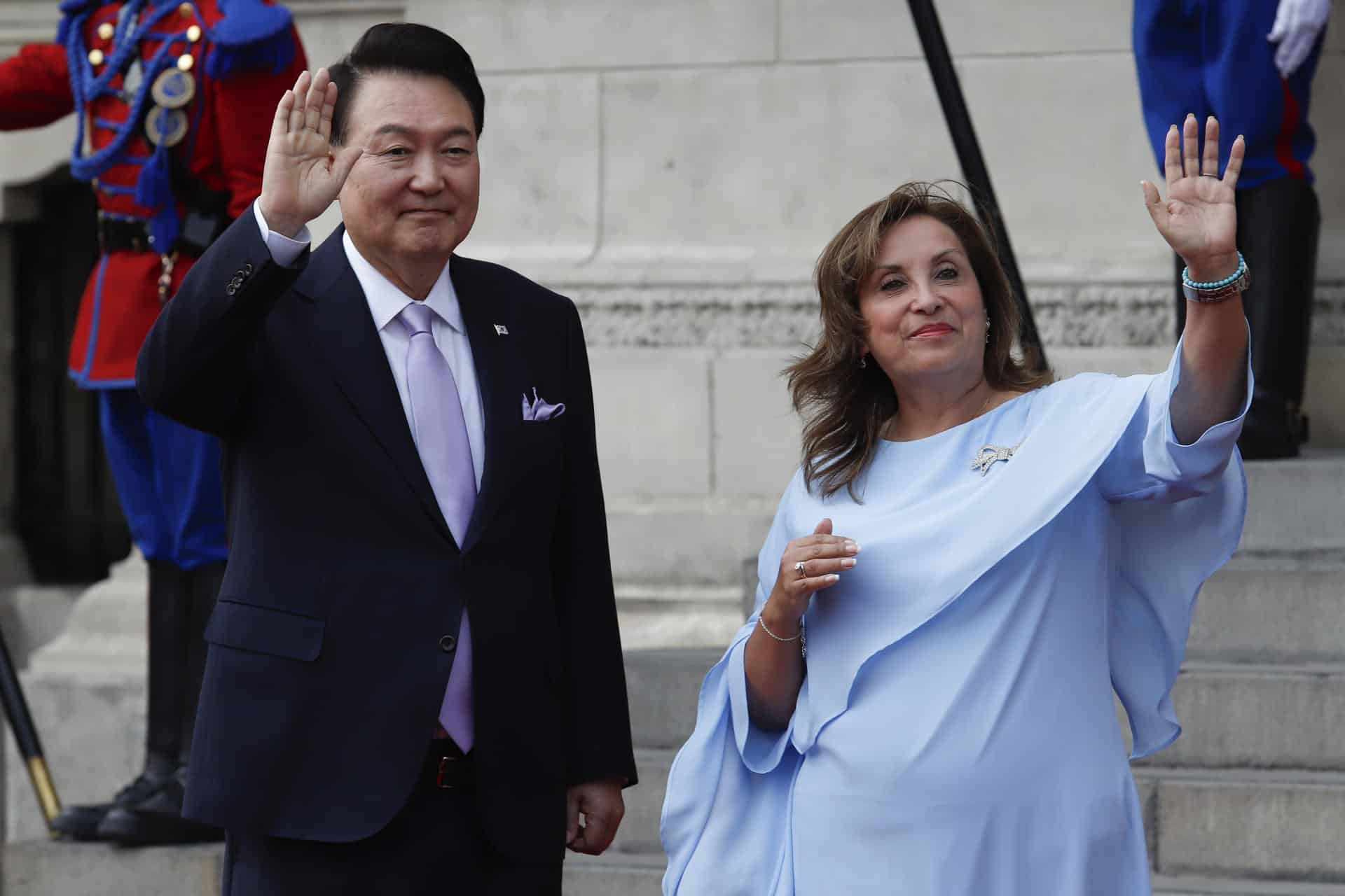 El presidente de Corea del Sur, Yoon Suk-yeol (i) y la presidenta Perú, Dina Boluarte, saludan al ingresar al Palacio de Gobierno, en Lima. EFE/ Renato Pajuelo