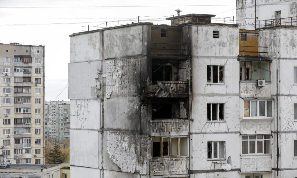 Edificio dañado por un ataque con drones en una zona residencial de Kev, el 2 de noviembre de 2024. EFE/EPA/SERGEY DOLZHENKO