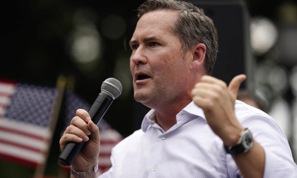 Fotografía de archivo del 27 de julio de 2021 del congresista Michael Waltz, hablando durante una manifestación cubano-americana, frente a la Casa Blanca en Washington (Estados Unidos). EFE/EPA/ Will Oliver