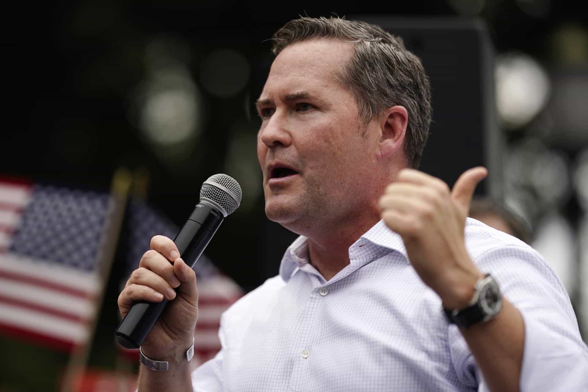 Fotografía de archivo del 27 de julio de 2021 del congresista Michael Waltz, hablando durante una manifestación cubano-americana, frente a la Casa Blanca en Washington (Estados Unidos). EFE/EPA/ Will Oliver