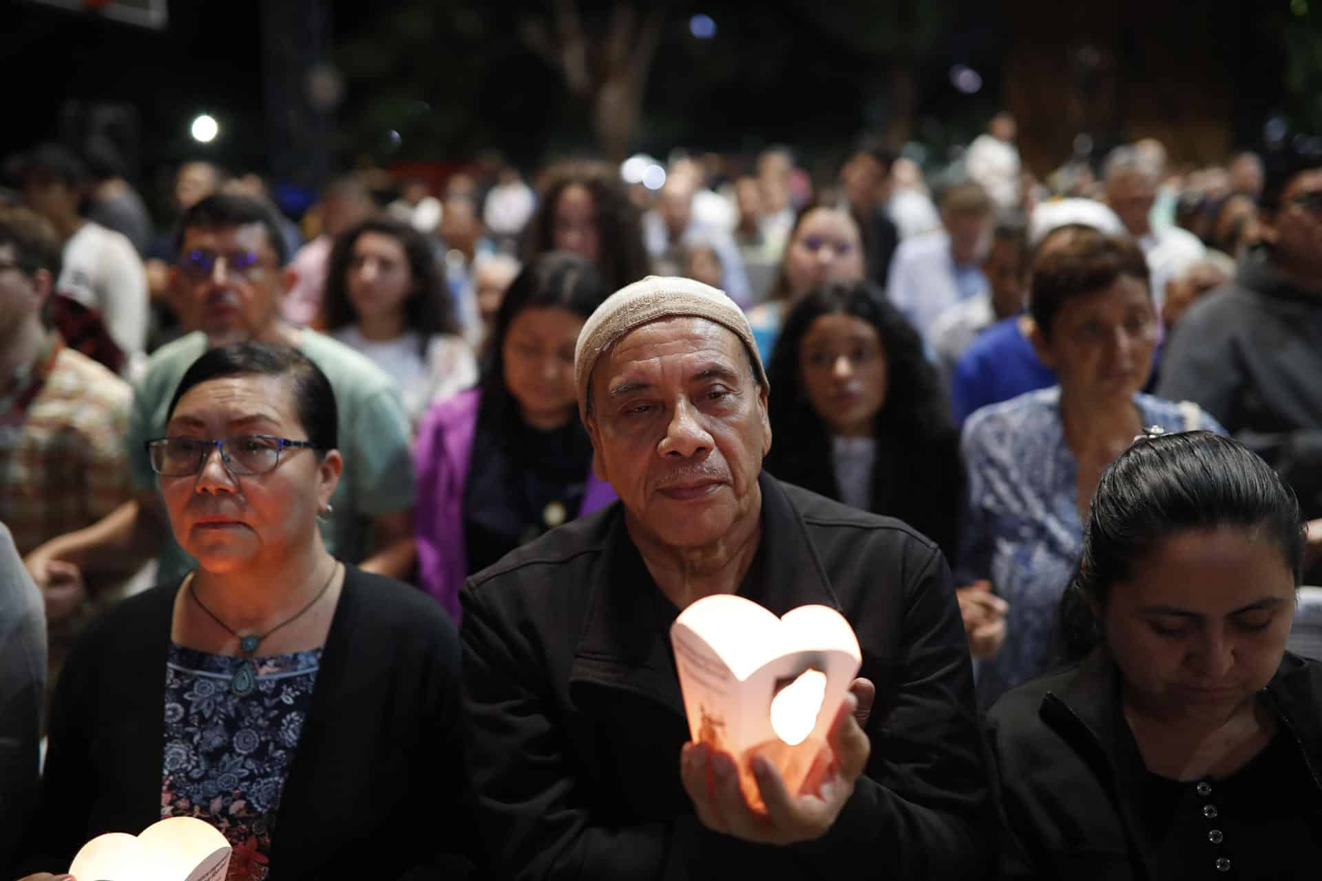 Fotografía de archivo en donde cientos de feligreses, religiosos y estudiantes universitarios conmemoraron el 35 aniversario de la masacre de seis padres jesuitas y dos mujeres en 1989 en la guerra civil de El Salvador (1980-1992), mientras en el país se desarrolla la audiencia preliminar contra los acusados de la autoría intelectual de este crimen de lesa humanidad. EFE/ Rodrigo Sura