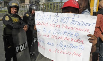 Un grupo de manifestantes protesta este jueves contra el Gobierno de la mandataria peruana, Dina Boluarte, en el marco del Foro de Cooperación Económica Asia-Pacífico (APEC), que se lleva a cabo en Lima (Perú). Medio centenar de personas se concentró en las inmediaciones de la sede de la cumbre de líderes del Foro de Cooperación Económica Asia Pacífico (APEC) en Lima, para protestar contra el Gobierno de la presidenta Dina Boluarte. EFE/ Carlos Ortega