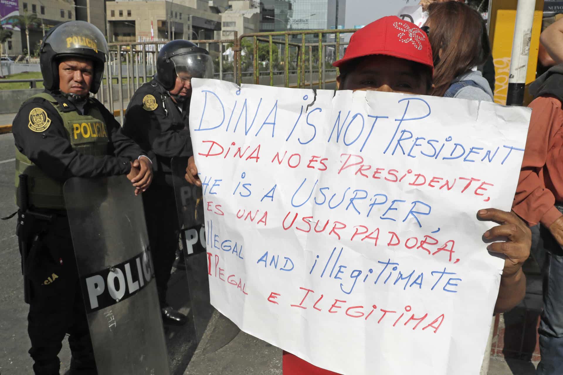 Un grupo de manifestantes protesta este jueves contra el Gobierno de la mandataria peruana, Dina Boluarte, en el marco del Foro de Cooperación Económica Asia-Pacífico (APEC), que se lleva a cabo en Lima (Perú). Medio centenar de personas se concentró en las inmediaciones de la sede de la cumbre de líderes del Foro de Cooperación Económica Asia Pacífico (APEC) en Lima, para protestar contra el Gobierno de la presidenta Dina Boluarte. EFE/ Carlos Ortega