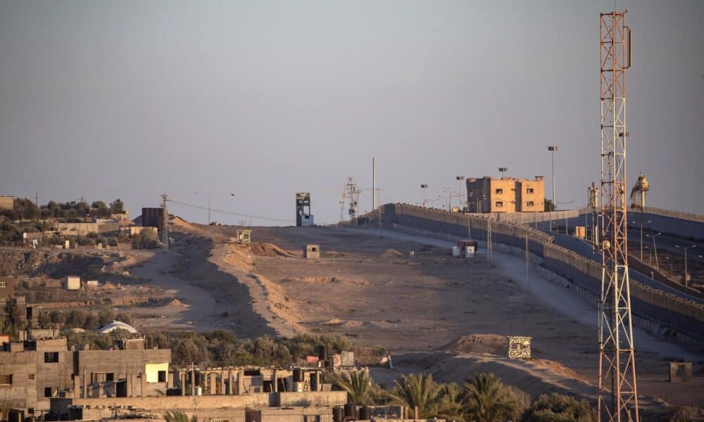 La valla fronteriza entre la Franja de Gaza y Egipto en Rafah, sur de Gaza, en una fotografía de archivo del 24 de mayo de 2024. EFE/HAITHAM IMAD