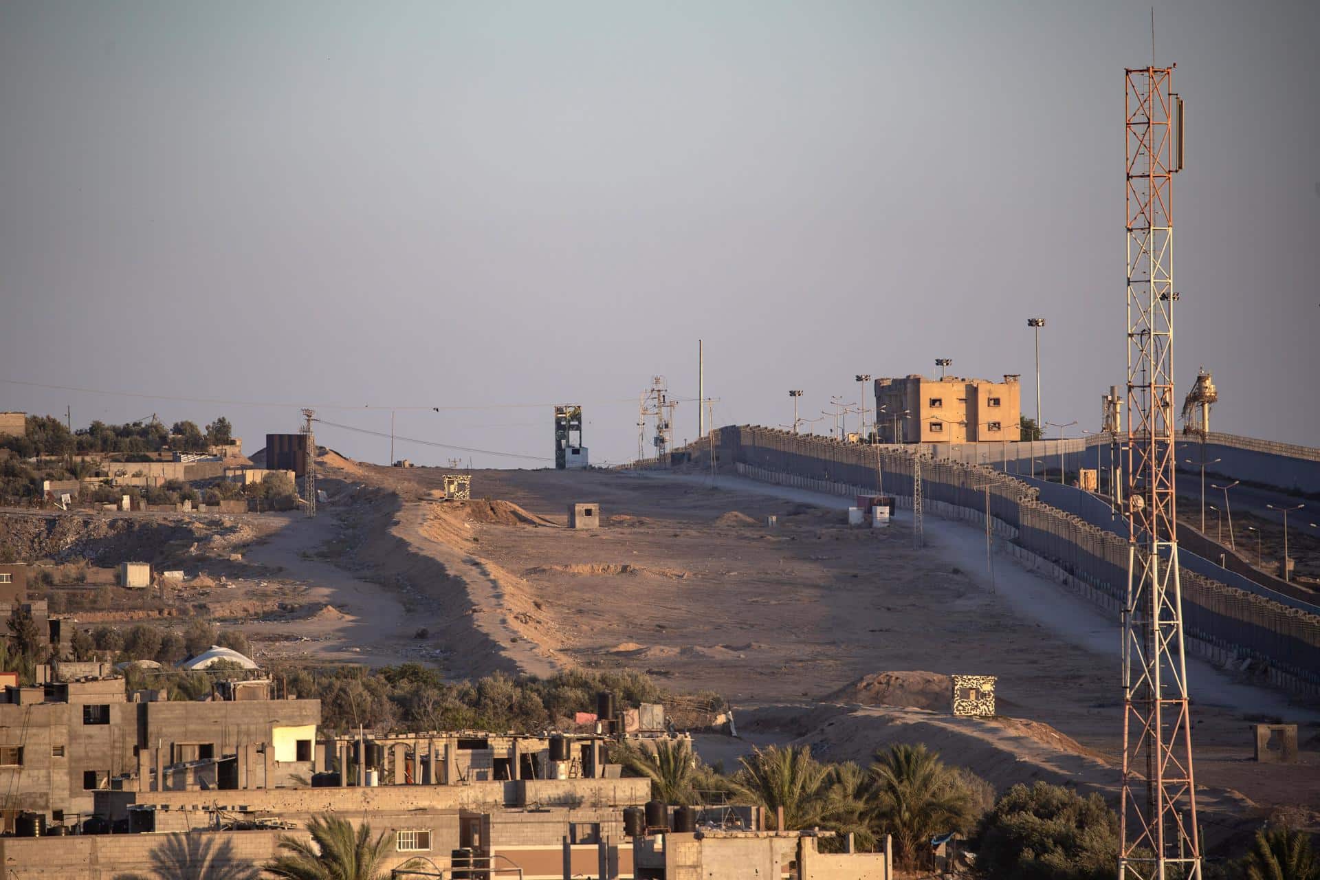 La valla fronteriza entre la Franja de Gaza y Egipto en Rafah, sur de Gaza, en una fotografía de archivo del 24 de mayo de 2024. EFE/HAITHAM IMAD