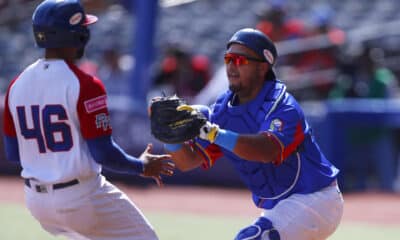 El catcher Carlos Pérez (d) de Venezuela poncha en home a Javier Vaz (d) de Puerto Rico este miércoles, en un juego del Premier 12 de la Confederación Mundial de Béisbol y Sóftbol (WBSC) entrePuerto Rico y Venezuela, en el Estadio Panamericano de Béisbol, en Guadalajara, Jalisco (México). EFE/Francisco Guasco