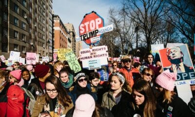 La gente se reúne para la Marcha de las Mujeres en Nueva York, Nueva York, EE. UU., el 20 de enero de 2018. La protesta, que se lleva a cabo en ciudades de todo el país, ocurre un año después de que se celebrara la primera Marcha de las Mujeres en respuesta a la toma de posesión del presidente Donald Trump. EFE/EPA/Alba Vigaray