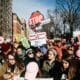 La gente se reúne para la Marcha de las Mujeres en Nueva York, Nueva York, EE. UU., el 20 de enero de 2018. La protesta, que se lleva a cabo en ciudades de todo el país, ocurre un año después de que se celebrara la primera Marcha de las Mujeres en respuesta a la toma de posesión del presidente Donald Trump. EFE/EPA/Alba Vigaray