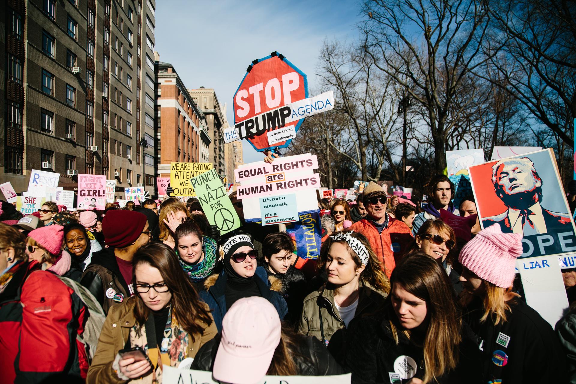 La gente se reúne para la Marcha de las Mujeres en Nueva York, Nueva York, EE. UU., el 20 de enero de 2018. La protesta, que se lleva a cabo en ciudades de todo el país, ocurre un año después de que se celebrara la primera Marcha de las Mujeres en respuesta a la toma de posesión del presidente Donald Trump. EFE/EPA/Alba Vigaray