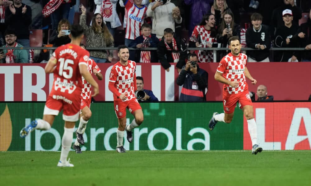 El delantro del Girona Cristhian Stuani (d) celebra un gol en el estadio de Montilivi, en una foto de archivo. EFE/Siu Wu