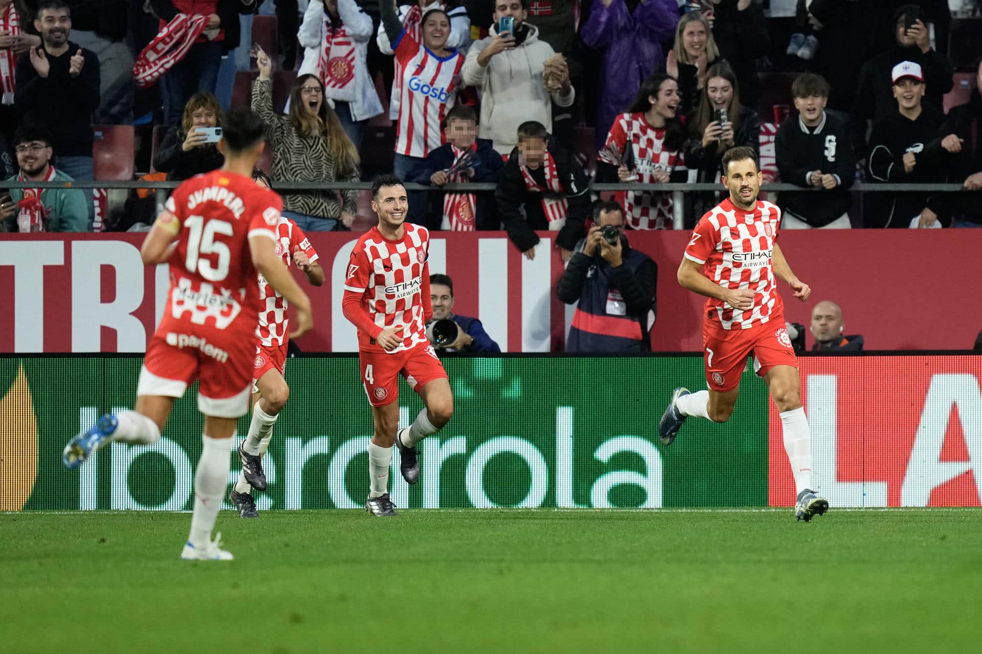 El delantro del Girona Cristhian Stuani (d) celebra un gol en el estadio de Montilivi, en una foto de archivo. EFE/Siu Wu