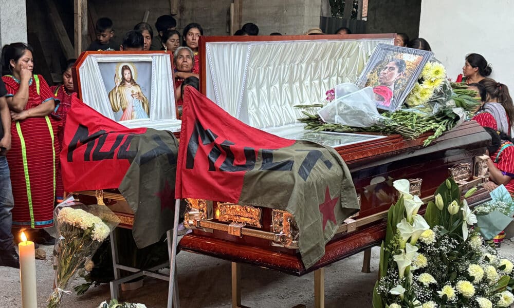 Familiares y seres queridos asisten al funeral de dos indígenas de la etnia triqui, este miércoles en la ciudad de Oaxaca (México). EFE/ Jesús Méndez