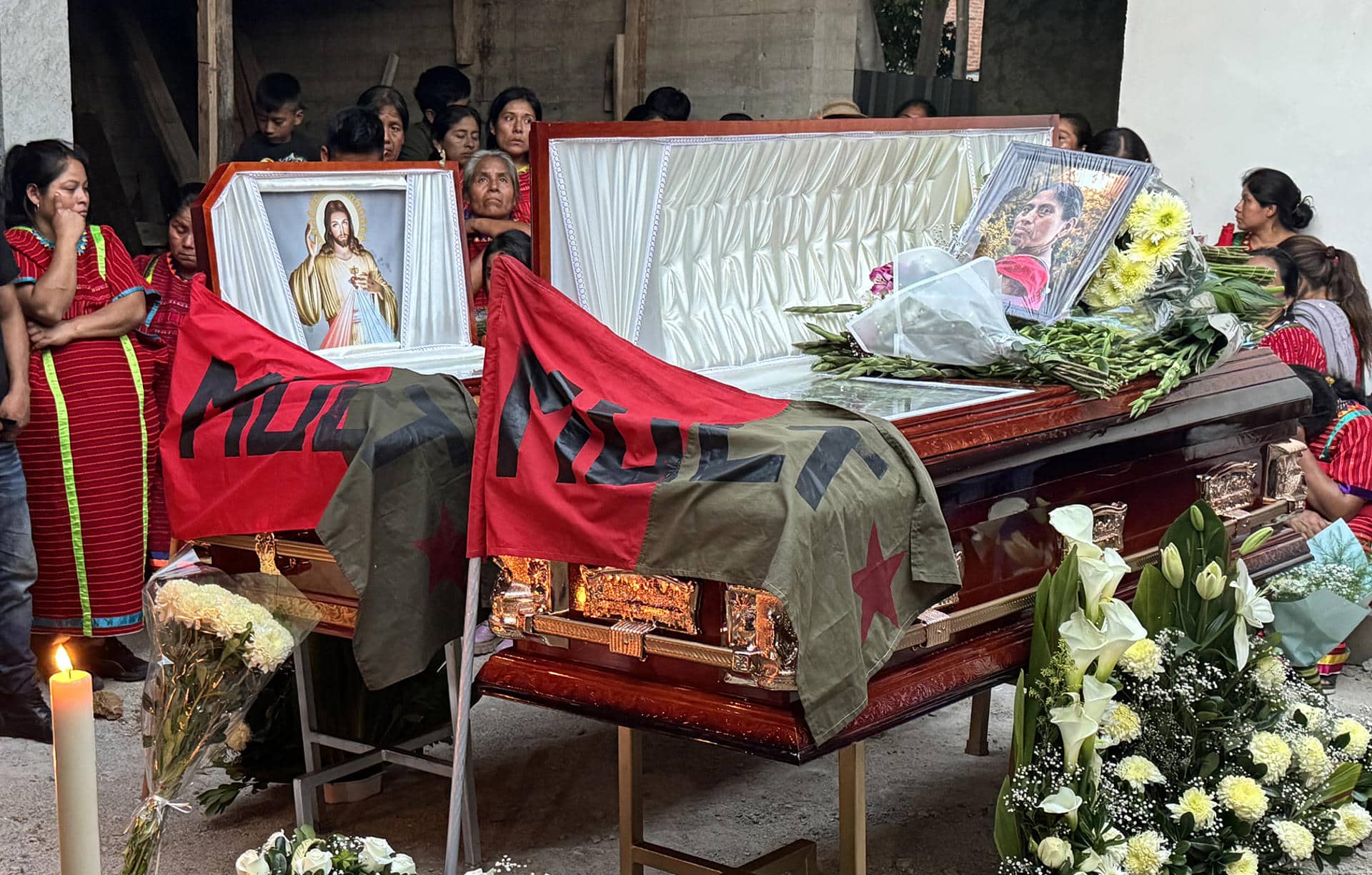 Familiares y seres queridos asisten al funeral de dos indígenas de la etnia triqui, este miércoles en la ciudad de Oaxaca (México). EFE/ Jesús Méndez