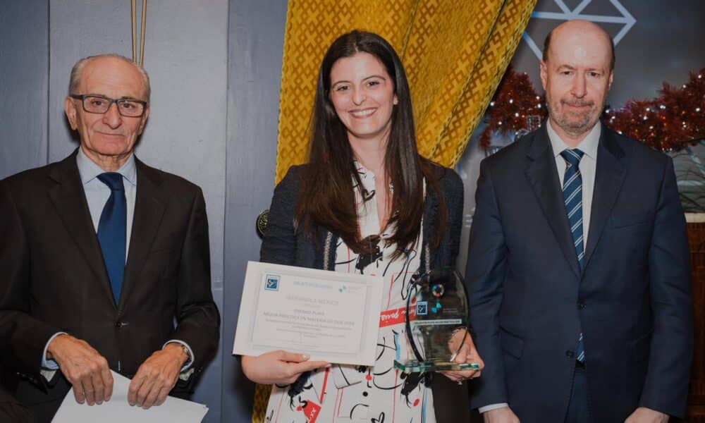 Fotografía cedida por Iberdrola de la directora de la Fundación Iberdrola México, Alicia Valcarce, sosteniendo el galardón a Mejores Prácticas en Materia de Objetivos de Desarrollo Sostenible en la ciudad de Quito (Ecuador). EFE/ Iberdrola