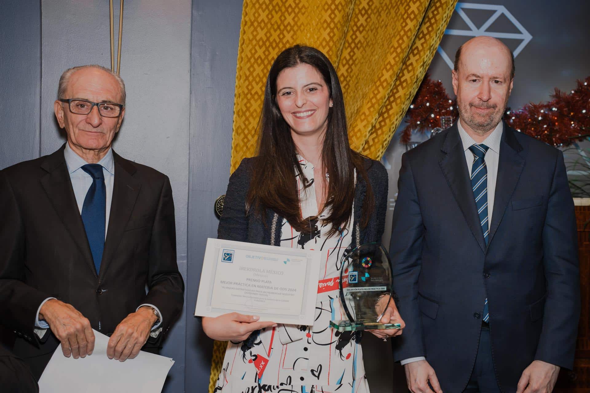 Fotografía cedida por Iberdrola de la directora de la Fundación Iberdrola México, Alicia Valcarce, sosteniendo el galardón a Mejores Prácticas en Materia de Objetivos de Desarrollo Sostenible en la ciudad de Quito (Ecuador). EFE/ Iberdrola