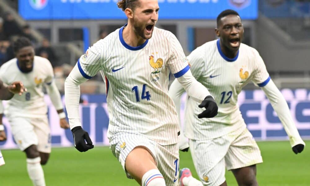 El emdio francés Adrien Rabiot (C) celebra uno de sus goles en el partido de la UEFA Nations League que han jugado Italia y Francia en el Giuseppe Meazza stadium d Milan, Italia. EFE/EPA/DANIEL DAL ZENNARO