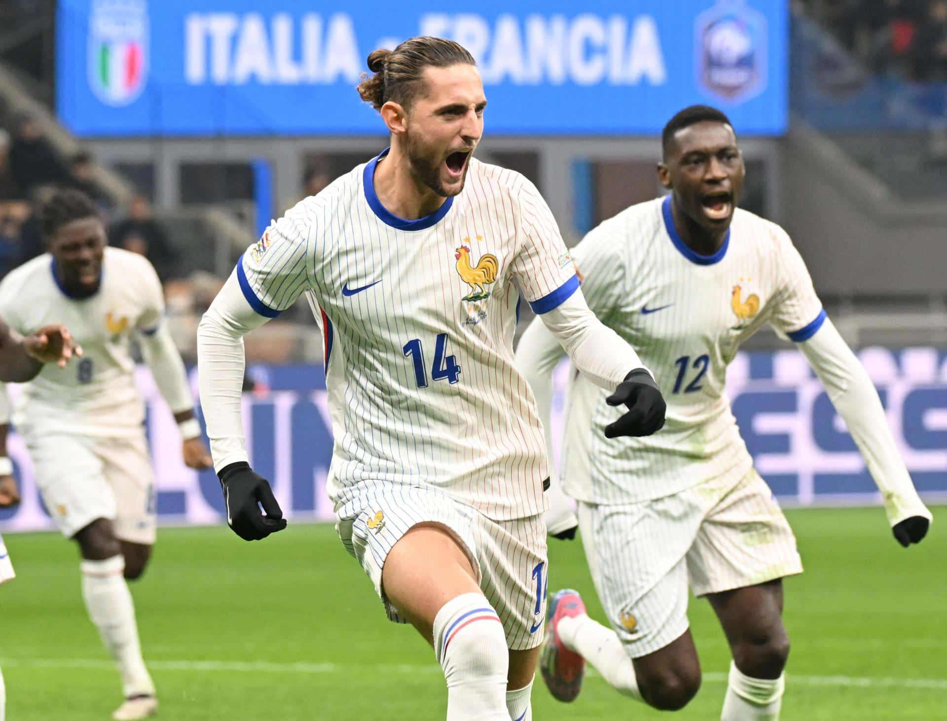 El emdio francés Adrien Rabiot (C) celebra uno de sus goles en el partido de la UEFA Nations League que han jugado Italia y Francia en el Giuseppe Meazza stadium d Milan, Italia. EFE/EPA/DANIEL DAL ZENNARO