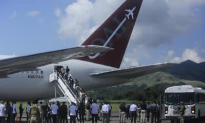 Migrantes de nacionalidad india y vietnamita ingresan a un avión para ser deportados, este lunes en Ciudad de Panamá (Panamá). EFE/ Carlos Lemos