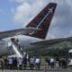 Migrantes de nacionalidad india y vietnamita ingresan a un avión para ser deportados, este lunes en Ciudad de Panamá (Panamá). EFE/ Carlos Lemos