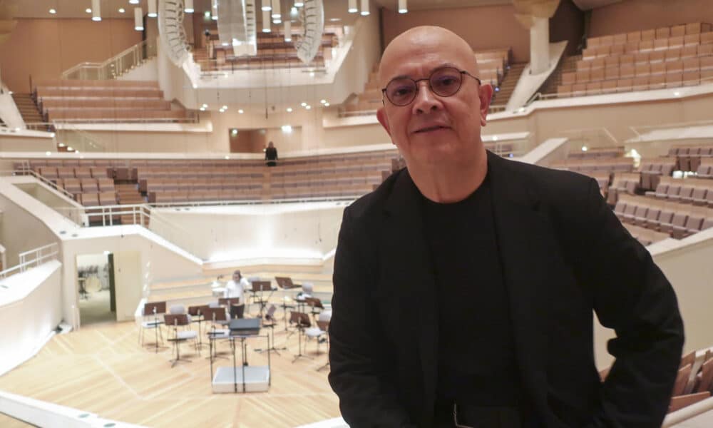 El director y compositor costarricense Eddie Mora posa durante una entrevista con EFE en la Sala de cámara de la Filarmónica de Berlín, este jueves. Mora, galardonado con un Latin Grammy, reinterpretó el Guernica, la mítica obra de Pablo Picasso, junto a otros músicos latinoamericanos y españoles, en un concierto celebrado en Berlín en el marco de la primera edición del Festival Diálogos Iberoamericanos. EFE/José Manzaneque