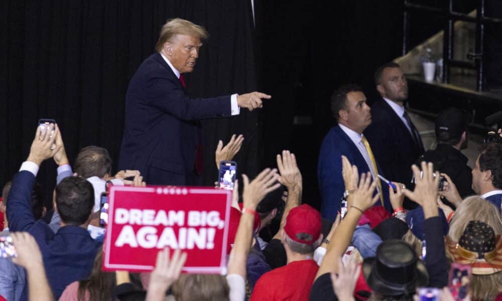 El expresidente de Estados Unidos y actual candidato presidencial republicano, Donald Trump, se marcha después de pronunciar un discurso durante un mitin de campaña en el Centro Cívico de Salem en Salem, Virginia. EFE/EPA/SHAWN THEW