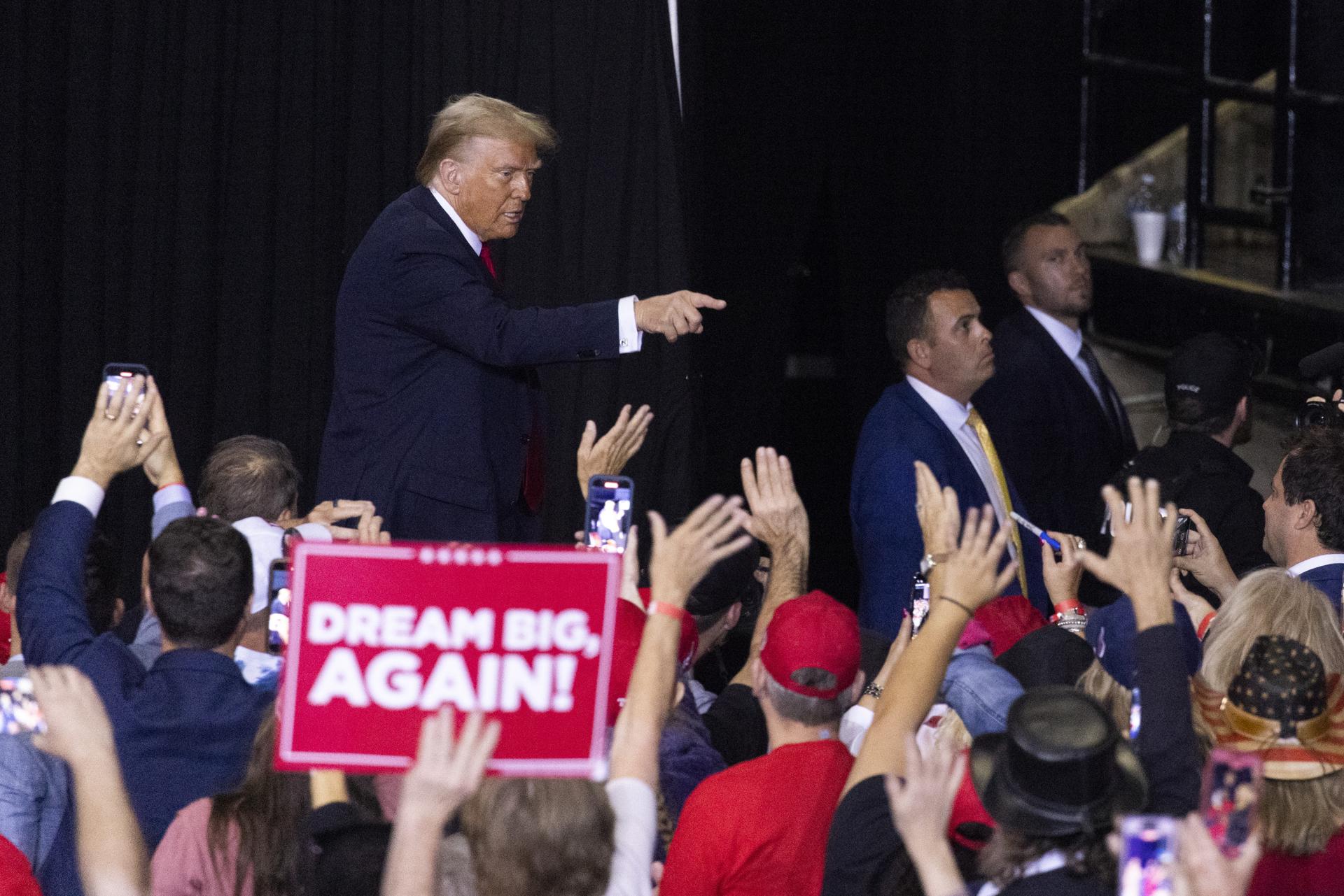 El expresidente de Estados Unidos y actual candidato presidencial republicano, Donald Trump, se marcha después de pronunciar un discurso durante un mitin de campaña en el Centro Cívico de Salem en Salem, Virginia. EFE/EPA/SHAWN THEW