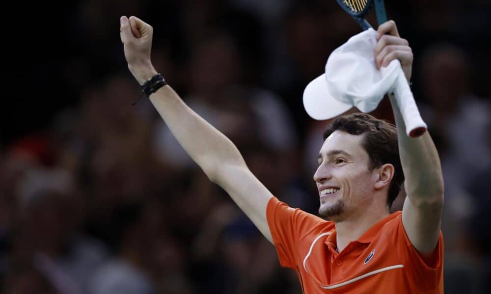 El tenista francñes Ugo Humbert celebra su victoiria en semifinales ante el ruso Karen Khachanov en París. EFE/EPA/YOAN VALAT